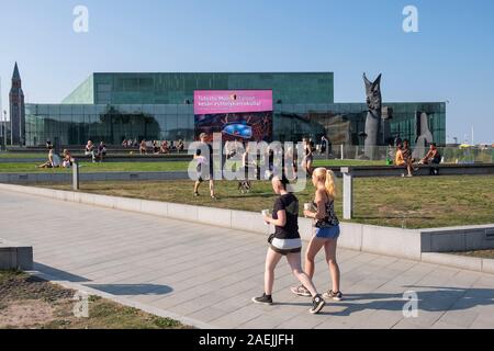 Les gens de l'extérieur du Centre de musique d'Helsinki (Musiikkitalo), Helsinki, Finlande, Scandinavie, Europe Banque D'Images
