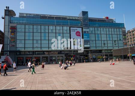 Les gens qui marchent sur Narinkka Square près du centre commercial Kamppi, Helsinki, Finlande, Scandinavie, Europe Banque D'Images