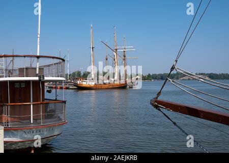 Voir de vieux bateaux à voile, à North Harbour, Katajanokka Helsinki, Finlande, Scandinavie, Europe Banque D'Images