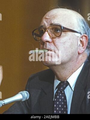 Washington, District de Columbia, Etats-Unis. 5 juillet, 2018. Le président de la Réserve fédérale Paul Volcker témoigne devant un comité du Sénat des États-Unis sur la colline du Capitole à Washington, DC, le 8 février 1984. Credit : Arnie Sachs/CNP/ZUMA/Alamy Fil Live News Banque D'Images