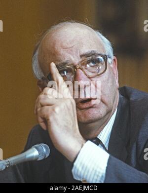 8 février 1984, Washington, District of Columbia, USA : Le Président de la Réserve fédérale Paul Volcker témoigne devant un comité du Sénat des États-Unis sur la colline du Capitole à Washington, DC. (Crédit Image : © Arnie Sachs/CNP via Zuma sur le fil) Banque D'Images