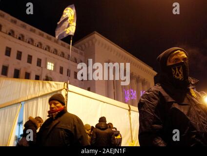 Les Ukrainiens se rassemblent à l'extérieur du bureau présidentiel pendant la démonstration.Les Ukrainiens se sont réunis pour leur protestation car ils craignent que le Président ukrainien Volodymyr Zelensky pourrait traverser soi-disant ligne rouge pour apaiser le président russe Vladimir Poutine au cours de la Normandie à Paris sommet Quatre, apparemment par les médias. Un format Normandie sommet avec la participation des dirigeants de l'Ukraine, la Russie, la France et l'Allemagne concernant les conflits dans l'Est de l'Ukraine a tenu le 9 décembre 2019 à Paris. Banque D'Images