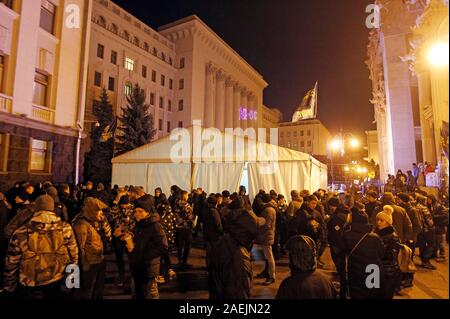 Les Ukrainiens se rassemblent à l'extérieur du bureau présidentiel pendant la démonstration.Les Ukrainiens se sont réunis pour leur protestation car ils craignent que le Président ukrainien Volodymyr Zelensky pourrait traverser soi-disant ligne rouge pour apaiser le président russe Vladimir Poutine au cours de la Normandie à Paris sommet Quatre, apparemment par les médias. Un format Normandie sommet avec la participation des dirigeants de l'Ukraine, la Russie, la France et l'Allemagne concernant les conflits dans l'Est de l'Ukraine a tenu le 9 décembre 2019 à Paris. Banque D'Images