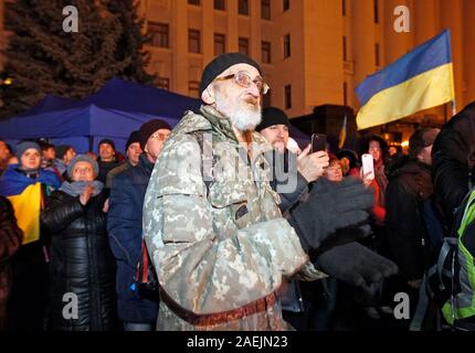 Les Ukrainiens se rassemblent à l'extérieur du bureau présidentiel pendant la démonstration.Les Ukrainiens se sont réunis pour leur protestation car ils craignent que le Président ukrainien Volodymyr Zelensky pourrait traverser soi-disant ligne rouge pour apaiser le président russe Vladimir Poutine au cours de la Normandie à Paris sommet Quatre, apparemment par les médias. Un format Normandie sommet avec la participation des dirigeants de l'Ukraine, la Russie, la France et l'Allemagne concernant les conflits dans l'Est de l'Ukraine a tenu le 9 décembre 2019 à Paris. Banque D'Images