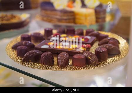 De délicieux bonbons de chocolat sur l'affichage en magasin de bonbons Banque D'Images