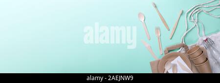 Eco friendly durable concept. Ustensiles de cuisine sur un fond bleu sarcelle. Banque D'Images