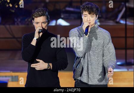 Hambourg, Allemagne. 09Th Dec 2019. Les frères jumeaux Heiko (l) et romaine à partir de la musique et de Lochmann duo de comédie Lochis Die sera sur scène dans la Laeiszhalle pour le premier concert de Noël Facebook. Credit : Georg Wendt/dpa/Alamy Live News Banque D'Images