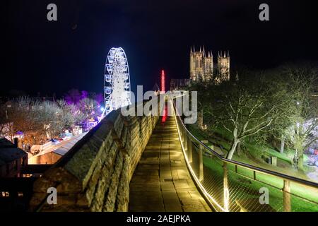 La Cathédrale de Lincoln vu la nuit pendant le marché de Noël de Lincoln de la marche au Château de Lincoln. Certains des manèges forains qui font partie o Banque D'Images