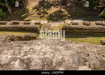 Orange Walk, Belize - 16 novembre, 2019. Une vue sur le sol au-dessous de la partie supérieure du haut temple construit par le peuple Maya à Lamanai. Banque D'Images