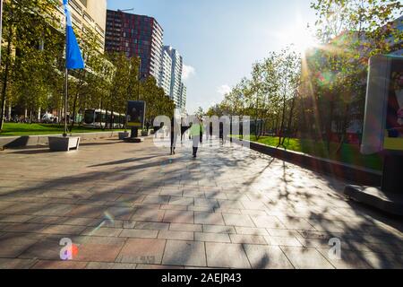 Place de la ville de Rotterdam sur une journée ensoleillée avec un ciel bleu magnifique et de l'architecture Banque D'Images