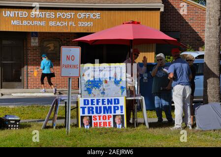 Melbourne Beach, en Floride. USA. 9 décembre 2019, hors de l'état, LaRouche CIP group met en place des tables d'information et tente avec affiches-maison en face de la plage de Melbourne Bureau de poste afin de diffuser leur message et de recueillir des signatures en faveur du président Trump. Crédit photo Julian Poireau / Alamy Live News Banque D'Images