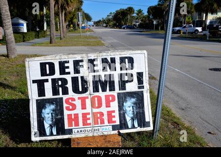 Melbourne Beach, en Floride. USA. 9 décembre 2019, hors de l'état, LaRouche CIP group met en place des tables d'information et tente avec affiches-maison en face de la plage de Melbourne Bureau de poste afin de diffuser leur message et de recueillir des signatures en faveur du président Trump. Crédit photo Julian Poireau / Alamy Live News Banque D'Images