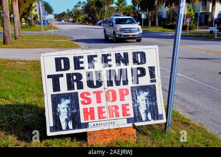 Melbourne Beach, en Floride. USA. 9 décembre 2019, hors de l'état, LaRouche CIP group met en place des tables d'information et tente avec affiches-maison en face de la plage de Melbourne Bureau de poste afin de diffuser leur message et de recueillir des signatures en faveur du président Trump. Crédit photo Julian Poireau / Alamy Live News Banque D'Images