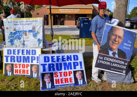 Melbourne Beach, en Floride. USA. 9 décembre 2019, hors de l'état, LaRouche CIP group met en place des tables d'information et tente avec affiches-maison en face de la plage de Melbourne Bureau de poste afin de diffuser leur message et de recueillir des signatures en faveur du président Trump. Crédit photo Julian Poireau / Alamy Live News Banque D'Images