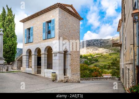 Un étroit bâtiment historique avec des volets bleu français dans le village médiéval de Gourdon, France, dans les Alpes-Maritimes montagnes de Provence Banque D'Images