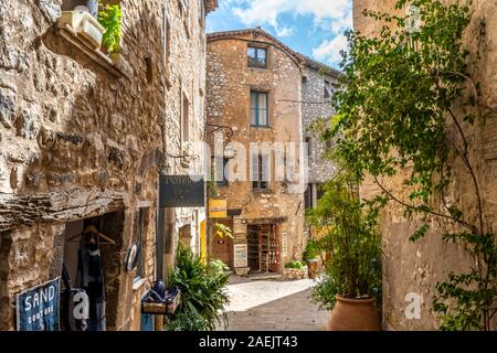 Petits commerces sur une rue ancienne à l'intérieur de la cité médiévale, village de Tourrettes sur Loup dans les Alpes Maritimes Provence domaine de la France du Sud. Banque D'Images