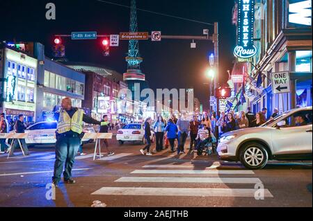 Les gens aiment Broadway by night à Nashville. Cette rue historique de Music Row est célèbre pour sa vie nocturne et des bars de la musique country. Banque D'Images