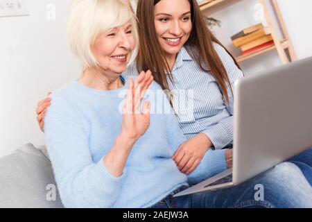 Grand-mère communique sur Skype avec sa famille Banque D'Images