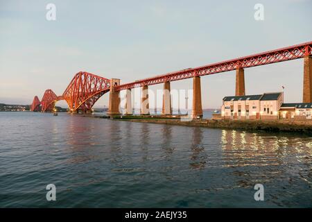 Forth Rail Bridge vu de South Queensferry, en Écosse. Banque D'Images