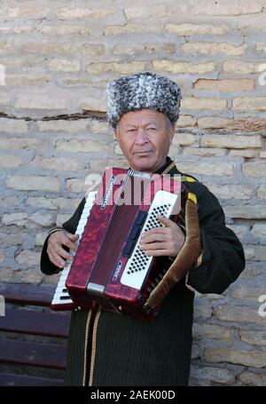 Artiste de rue à Khiva à jouer de l'accordéon Banque D'Images