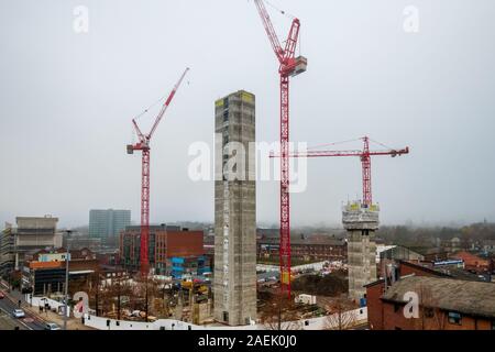 Sheffield, Royaume-Uni - 30 novembre 2019 : de grandes grues rouge aider à construire de nouveaux appartements dans le centre de Sheffield City comme nouveau de l'argent coule à Banque D'Images