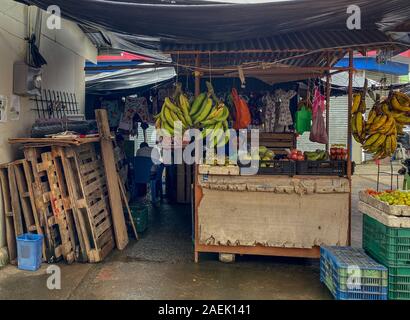 Puerto Limon, Costa Rica-11/7/19 : Un vendeur de rue typique de vendre leurs fruits dans le navire de croisière port de Puerto Limón, Costa Rica. Banque D'Images