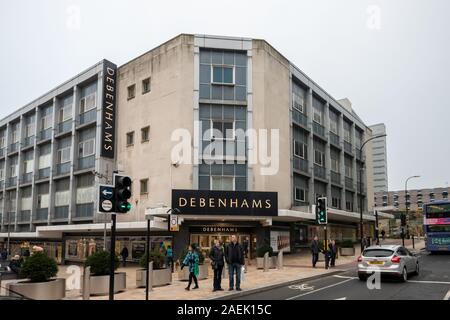 Sheffield, Royaume-Uni - 30 novembre 2019 : l'avant de l'ancien grand magasin Debenhams au milieu de Sheffield Banque D'Images