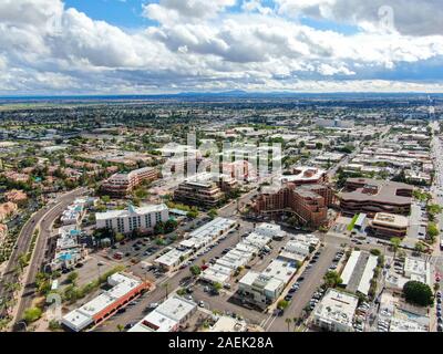 Vue aérienne de mega shopping mall à Scottsdale, ville du désert de l'Arizona à l'est de capitale de l'état de Phoenix. Le centre-ville de la vieille ville de Scottsdale. Phoneix, USA, Novembre 25th, 2019 Banque D'Images