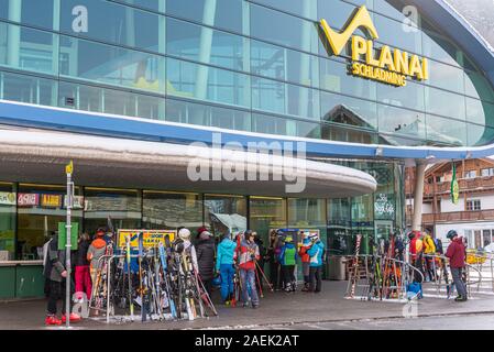 Schladming, Autriche - Styrie / Skieurs et touristes en face de la station de téléphérique ski Schladming Planai. Station de ski avec des magasins, dépôt de ski, informa Banque D'Images