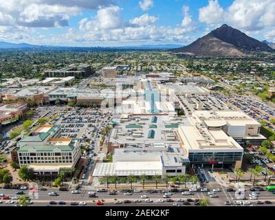 Vue aérienne de mega shopping mall à Scottsdale, ville du désert de l'Arizona à l'est de capitale de l'état de Phoenix. Le centre-ville de la vieille ville de Scottsdale. Phoneix, USA, Novembre 25th, 2019 Banque D'Images