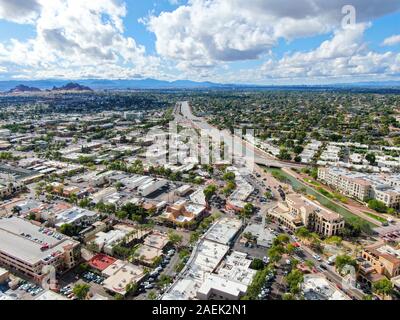 Vue aérienne de mega shopping mall à Scottsdale, ville du désert de l'Arizona à l'est de capitale de l'état de Phoenix. Le centre-ville de la vieille ville de Scottsdale. Phoneix, USA, Novembre 25th, 2019 Banque D'Images