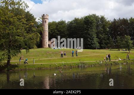 Les ruines du château de la folie domine le lac Serpentine dans Hardwick Hall Country Park sur le Registre des Parcs et jardins en tant qu'II* site, depuis le parc est 'o Banque D'Images