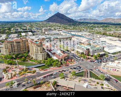 Vue aérienne de mega shopping mall à Scottsdale, ville du désert de l'Arizona à l'est de capitale de l'état de Phoenix. Le centre-ville de la vieille ville de Scottsdale. Phoneix, USA, Novembre 25th, 2019 Banque D'Images