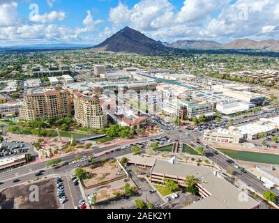 Vue aérienne de mega shopping mall à Scottsdale, ville du désert de l'Arizona à l'est de capitale de l'état de Phoenix. Le centre-ville de la vieille ville de Scottsdale. Phoneix, USA, Novembre 25th, 2019 Banque D'Images