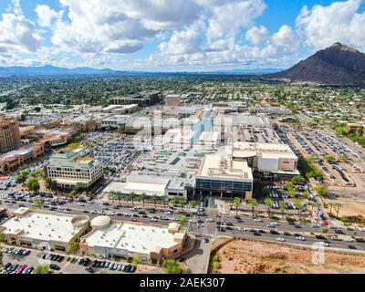 Vue aérienne de mega shopping mall à Scottsdale, ville du désert de l'Arizona à l'est de capitale de l'état de Phoenix. Le centre-ville de la vieille ville de Scottsdale. Phoneix, USA, Novembre 25th, 2019 Banque D'Images