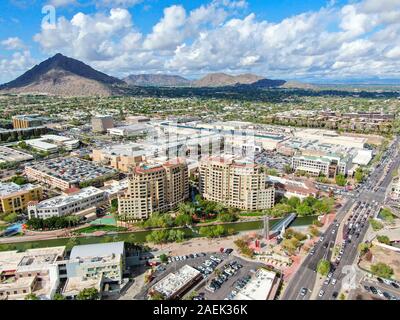 Vue aérienne de mega shopping mall à Scottsdale, ville du désert de l'Arizona à l'est de capitale de l'état de Phoenix. Le centre-ville de la vieille ville de Scottsdale. Phoneix, USA, Novembre 25th, 2019 Banque D'Images