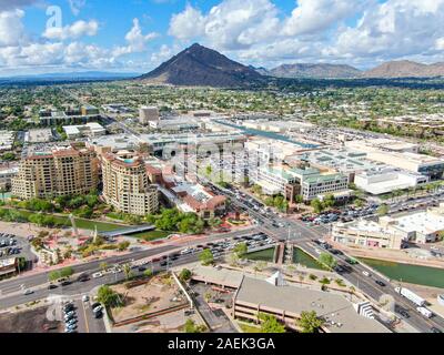 Vue aérienne de mega shopping mall à Scottsdale, ville du désert de l'Arizona à l'est de capitale de l'état de Phoenix. Le centre-ville de la vieille ville de Scottsdale. Phoneix, USA, Novembre 25th, 2019 Banque D'Images