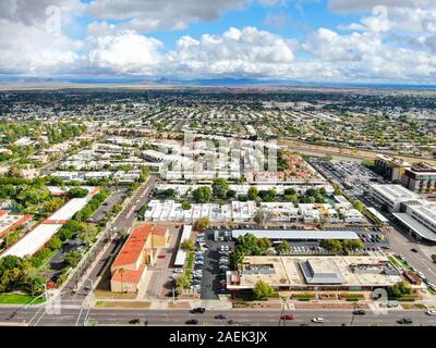 Vue aérienne de mega shopping mall à Scottsdale, ville du désert de l'Arizona à l'est de capitale de l'état de Phoenix. Le centre-ville de la vieille ville de Scottsdale. Phoneix, USA, Novembre 25th, 2019 Banque D'Images