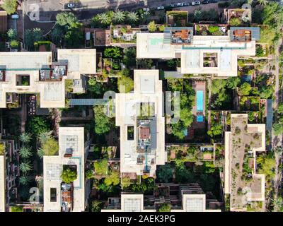 Vue de dessus de l'antenne de l'immeuble moderne dans le Désert Scottsdale en Arizona, ville capitale de l'état de l'est de Phoenix. Le centre-ville de la vieille ville de Scottsdale Banque D'Images