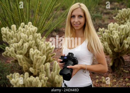 Les amoureux de nature photographier le saguaro cactus (Carnegiea gigantea) avec son appareil photo professionnel de Saguaro National Park, Arizona, USA Banque D'Images