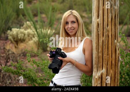 Les amoureux de nature photographier le saguaro cactus (Carnegiea gigantea) avec son appareil photo professionnel de Saguaro National Park, Arizona, USA Banque D'Images