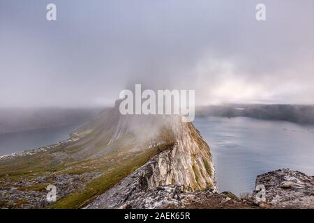 Vue depuis le mont Hesten sur la montagne emblématique Segla à la lumière de l'epic sunsetcovered dans le brouillard et de montagnes en arrière-plan, Fjordgard, Senja, Norvège sunse Banque D'Images