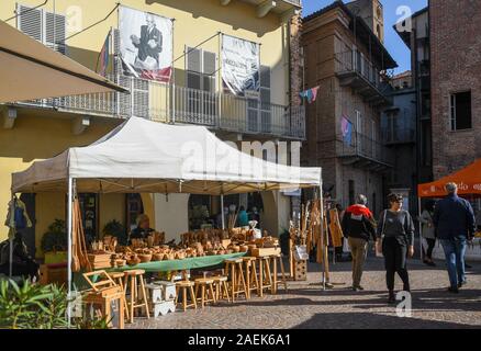 Un marché de rue se la vente d'objets de l'artisanat du bois dans le centre historique d'Alba lors de la célèbre Foire aux Truffes Blanches, Coni, Piémont, Italie Banque D'Images