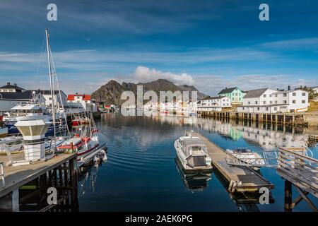 Avis de Henningsvær port un petit village de pêcheurs situé sur plusieurs petites îles dans l'Henningsvær, îles Lofoten, Norvège Banque D'Images