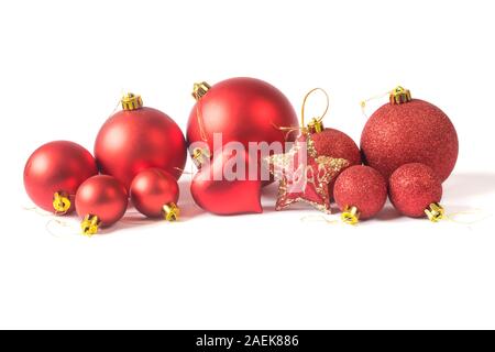 Boules de Noël rouge avec des branches de pins isolé sur fond blanc. Concept de décoration de Noël Banque D'Images