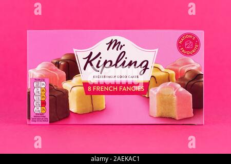 Une boîte de Mr Kipling fantaisies français tourné sur un fond rose. Banque D'Images