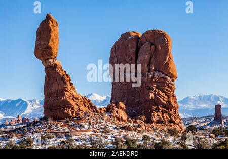 Balanced Rock, Arches National Park, Utah, USA. Banque D'Images