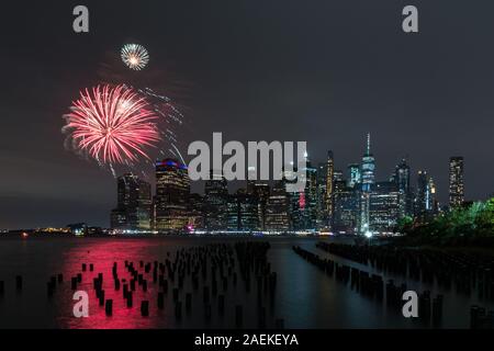 D'artifice au-dessus des toits de la ville de New York, United States Banque D'Images