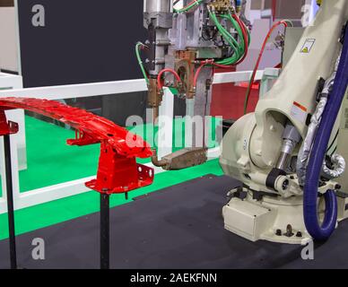 Bras Robot soudure par point démontrer des pièces de voiture Banque D'Images