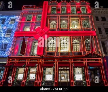 Londres, UK - 9 décembre 2019 : Les fêtes de l'extérieur de la boutique Cartier à Noël, sur New Bond Street à Londres, au Royaume-Uni. Banque D'Images
